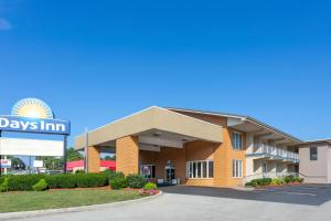 a view of a days inn sign in front of a building at Days Inn by Wyndham Breezewood in Breezewood