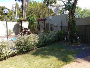 Taman di luar Iguassu Guest Country House