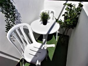 FasniaにあるCasa Fasnia Natureの白い椅子2脚、鉢植えのテーブル