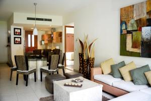 uma sala de estar com um sofá e uma mesa em Condo Mayan Lakes em Acapulco