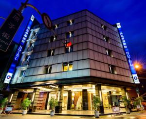 un edificio con un reloj al costado. en Kao Yuan Hotel - Zhong Shan, en Taichung