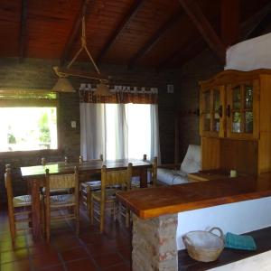 una cucina e una sala da pranzo con tavolo e sedie di casa barrio golf a Tandil