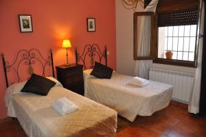 Un pat sau paturi într-o cameră la Casa Rural El Abuelo Quiko