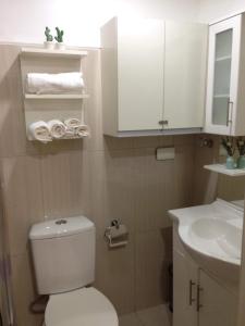 uma casa de banho com um WC e um lavatório em Deluxe residence em Manila