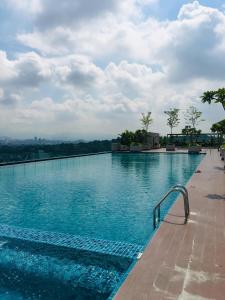 a swimming pool on top of a building at The Luxe @ EvoSoho Suites in Kampong Sungai Ramal Dalam