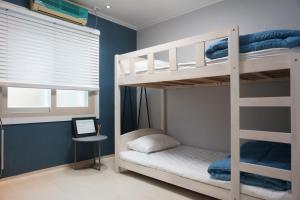 Divstāvu gulta vai divstāvu gultas numurā naktsmītnē AIRPORT Guesthouse