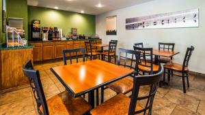 A restaurant or other place to eat at SureStay Plus Hotel by Best Western Bettendorf