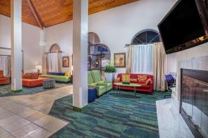 a living room with couches and a fireplace at Baymont by Wyndham Tehachapi in Tehachapi