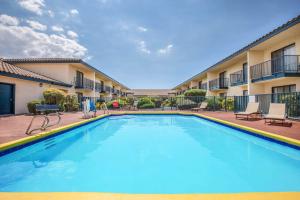a large swimming pool in front of a building at Baymont by Wyndham Tehachapi in Tehachapi