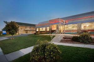 a store front of a building with a restaurant at Travelodge by Wyndham Cheyenne in Cheyenne