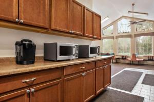 Dapur atau dapur kecil di Travelodge by Wyndham Guernsey