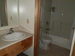 a bathroom with a sink, toilet and bathtub at Hopewell Rocks Motel & Country Inn in Hopewell Cape