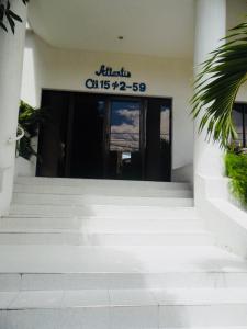 un edificio con escaleras delante de un edificio en El Rodadero Atlantis, en Santa Marta