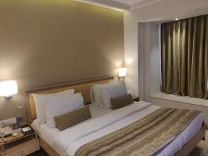 Postel nebo postele na pokoji v ubytování Hotel Suncity Apollo - Gateway Of India + 17 fotografií