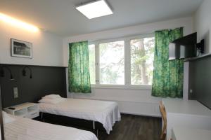 Habitación con 2 camas y ventana en Varala Nature Hotel & Sport Resort en Tampere