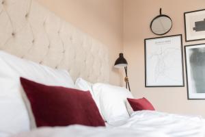 Postel nebo postele na pokoji v ubytování Hotell Bogesund + 30 fotografií