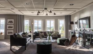een woonkamer met banken en een tafel bij Hotell Bogesund in Ulricehamn