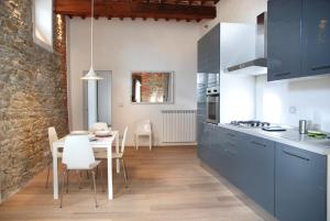 a kitchen and dining room with a table and chairs at Il Canzoniere in Arezzo +13 photos