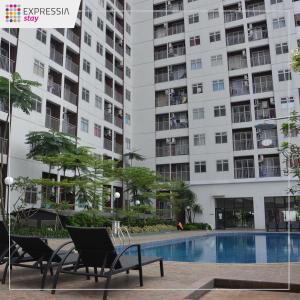 Swimming pool sa o malapit sa Expressia Stay at Serpong Greenview Apartment