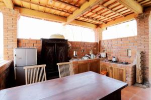 Kuchyň nebo kuchyňský kout v ubytování NewAlasKuliner & HomestayWatulumbung