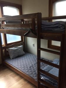 a room with two bunk beds in a room at Jeju Guesthouse in Jeju