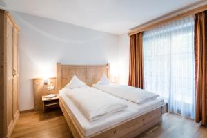 Ένα ή περισσότερα κρεβάτια σε δωμάτιο στο Dependance Hotel Mareo Dolomites +28 φωτογραφίες