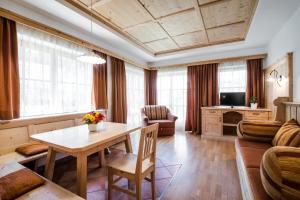 TV tai viihdekeskus majoituspaikassa Dependance Hotel Mareo Dolomites
