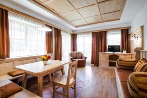Μια τηλεόραση ή/και κέντρο ψυχαγωγίας στο Dependance Hotel Mareo Dolomites