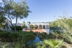 イビサ・タウンにあるVilla Savines is a luxury villa close to Ibiza Town and Playa Den Bossaの庭中池家