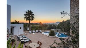 サン・アントニオ・ベイにあるCan Mestre is a huge Villa with stunning sunset views near to San Antonioのギャラリーの写真