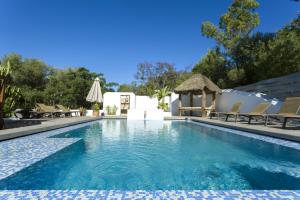イビサ・タウンにあるVilla Savines is a luxury villa close to Ibiza Town and Playa Den Bossaのプール(椅子付)、ガゼボ
