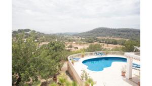 une vue d'une piscine depuis un complexe hôtelier dans l'établissement Can Tunicu has amazing sea views and is located in a quiet area near to San Antonio, à Sant Antoni de Portmany 12 autres photos