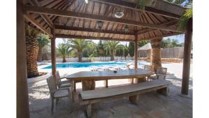 Villa Daniel is in a great location just 5 mins by taxi into Playa Den Bossa tesisinde veya buraya yakın yüzme havuzu