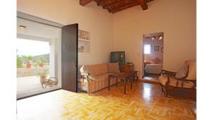 un salon avec un canapé et une télévision dans l'établissement Can Tunicu has amazing sea views and is located in a quiet area near to San Antonio, à Sant Antoni de Portmany