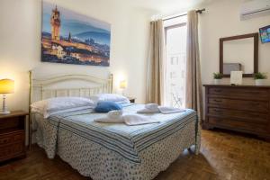 een slaapkamer met een bed met handdoeken erop bij Guesthouse Bel Duomo in Florence