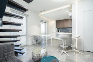 cocina y sala de estar con mesa y sillas en Apartamenty Premium Wadowice en Wadowice
