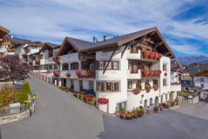 an overhead view of a building with flowers in the courtyard at ... mein romantisches Hotel Toalstock in Fiss