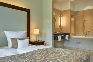 Postel nebo postele na pokoji v ubytování Hotel Elbresidenz an der Therme
