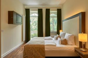 Postel nebo postele na pokoji v ubytování Hotel Elbresidenz an der Therme