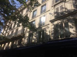 a building with windows and balconies on the side of it at Appartement clair et lumineux au centre de Paris in Paris