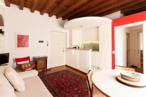 Kuchyňa alebo kuchynka v ubytovaní Anfiteatro Apartment in Brera + 23 fotografií