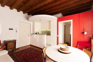 Kuchyňa alebo kuchynka v ubytovaní Anfiteatro Apartment in Brera