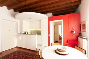 Kuchyňa alebo kuchynka v ubytovaní Anfiteatro Apartment in Brera