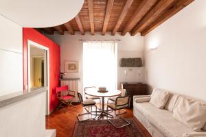 Posedenie v ubytovaní Anfiteatro Apartment in Brera
