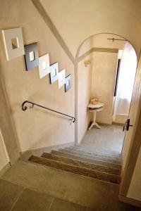 Et badeværelse på -- Il Casale Toscano -- 1700mt dalla Torre di Pisa, ONLY RENTS ROOMS WITHOUT BREAKFAST, FREE PARKING, POSSIBILITÀ DI SELF CHECK-IN DALLE 15