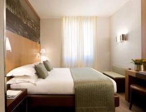 Postel nebo postele na pokoji v ubytování Starhotels Ritz