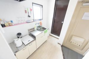 広島市にあるCocostay Jarudan ココステイ ジャルダンの白い小さなキッチン(シンク付)、窓 +43枚の写真