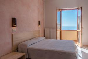 A bed or beds in a room at Hotel Villa Rita