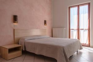 A bed or beds in a room at Hotel Villa Rita