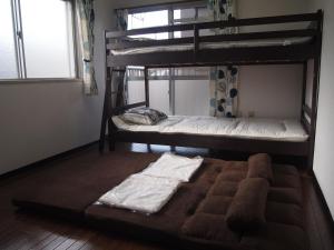 Двухъярусная кровать или двухъярусные кровати в номере Cocostay Jarudan ココステイ ジャルダン